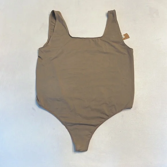 11. NWT SKIMS SOFT SMOOTHING THONG BODYSUIT DESERT - Picture 6 of 7